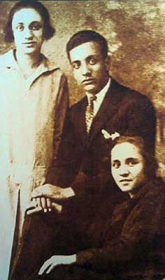 Teresa (14 años, sentada) con Aga y su hermano Lazar Teresa (14 años, sentada) con Aga y su hermano Lazar